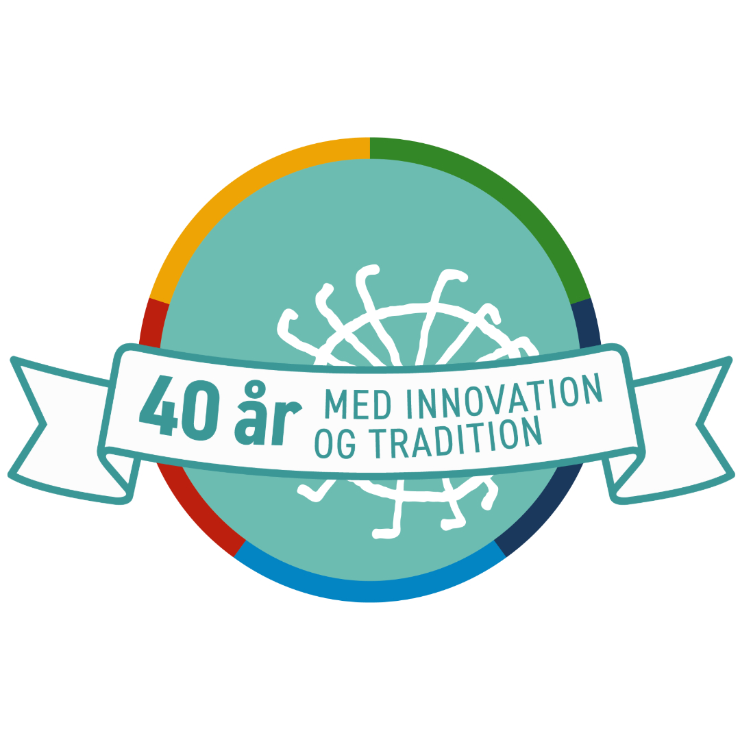 Billede af træhytte i skovkant, oplyst med varmt lys